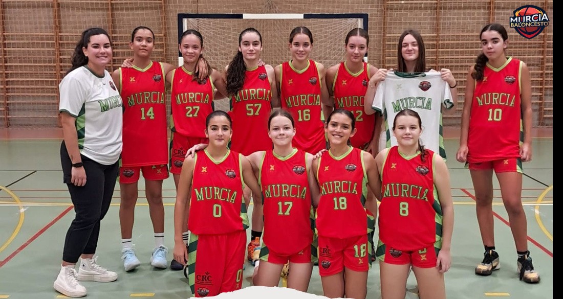 Equipo de cantera del CD Murcia Baloncesto posando en la pista